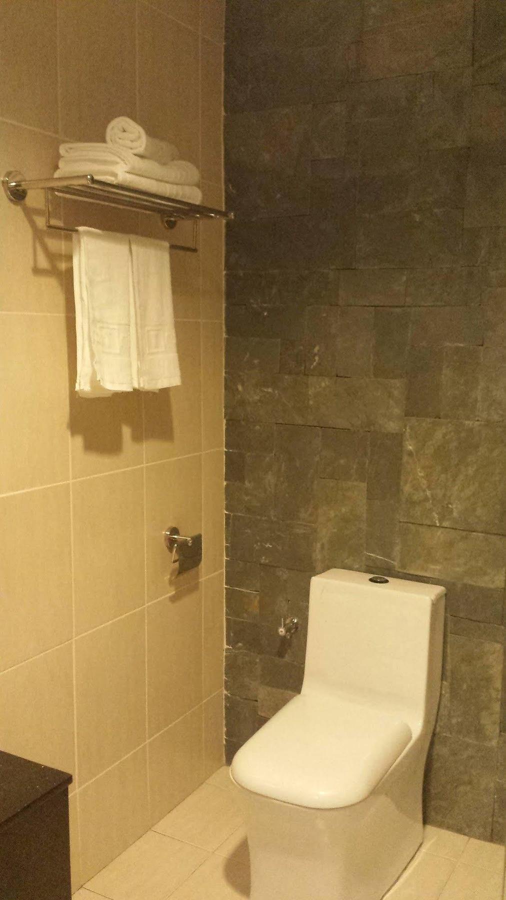 Tribeca Suites Kuching Zewnętrze zdjęcie