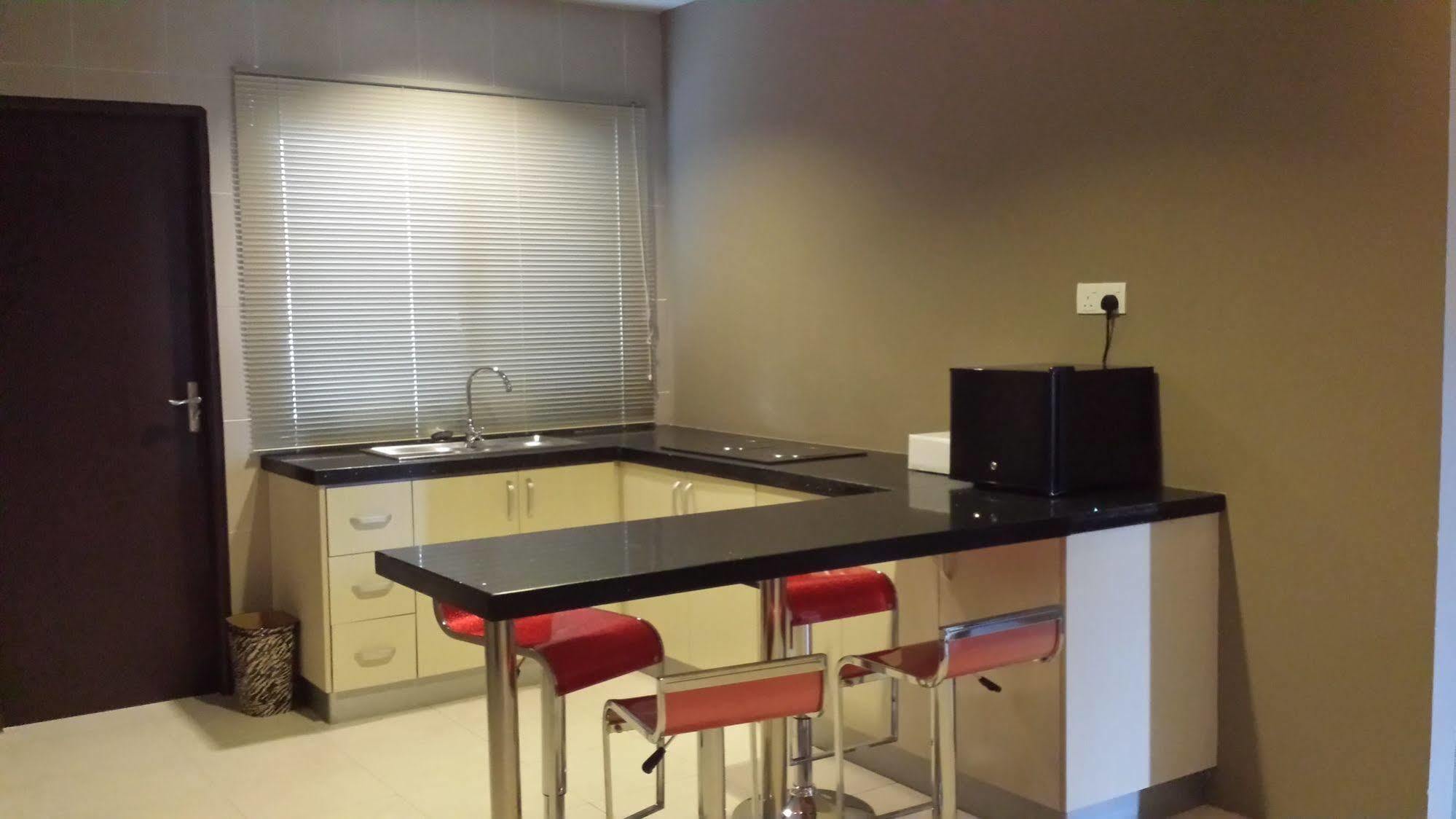 Tribeca Suites Kuching Zewnętrze zdjęcie